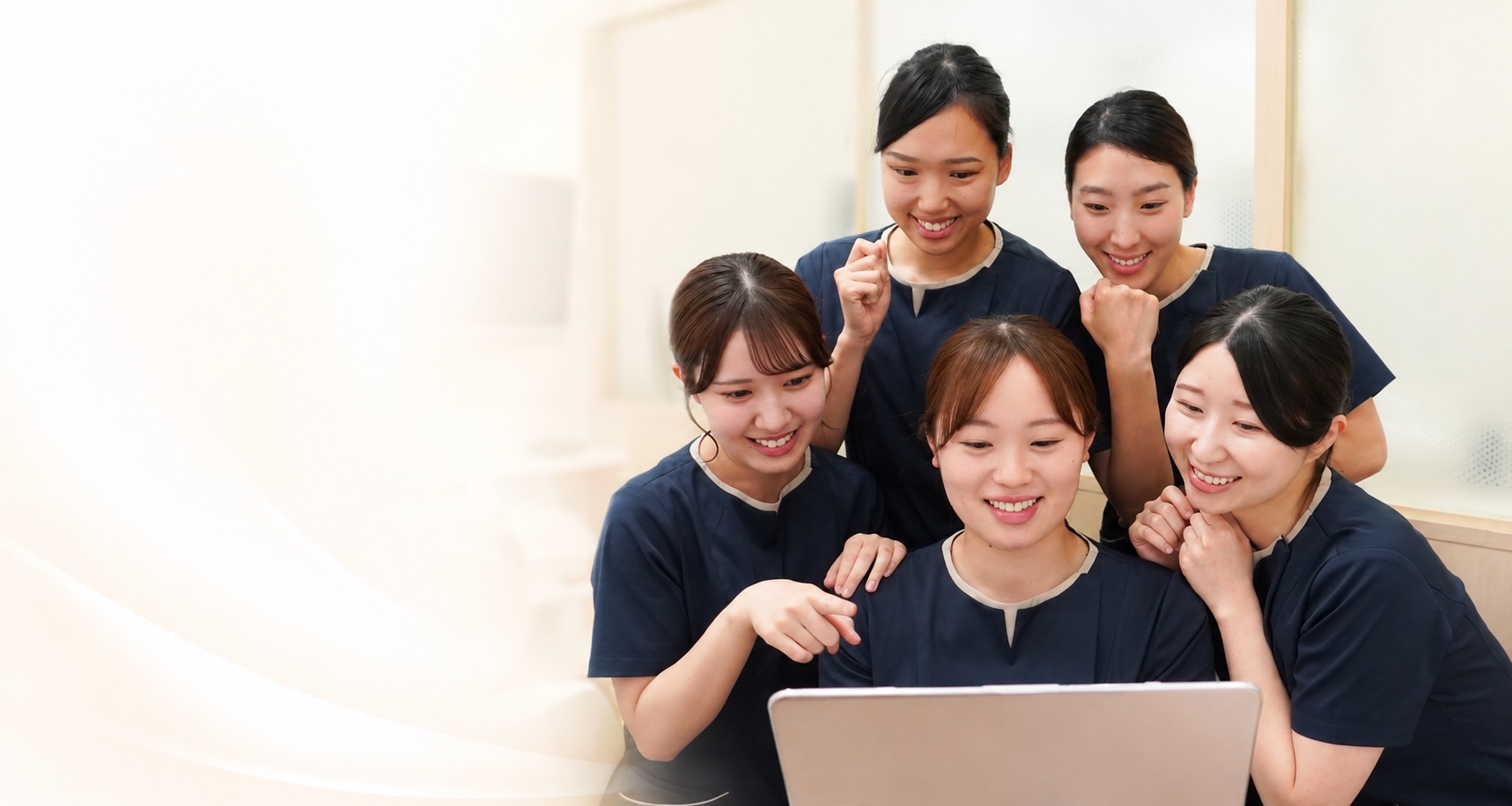 画面を見ながら笑顔で語り合うあつたの森歯科のスタッフ