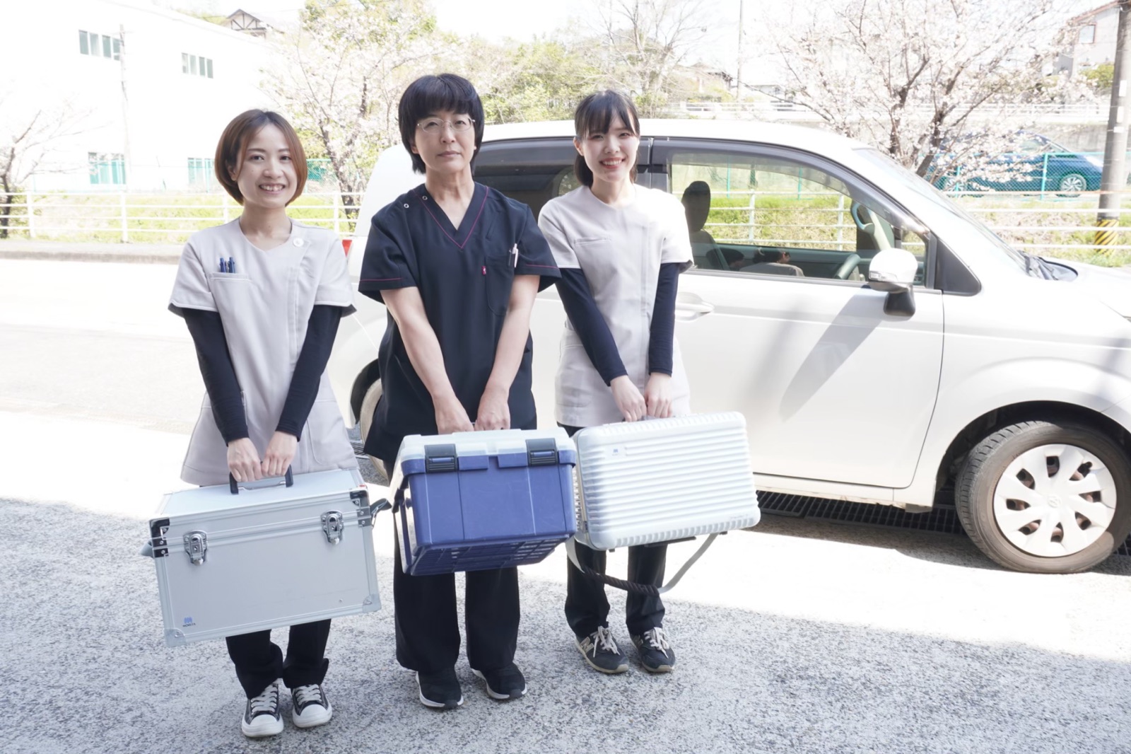 訪問診療チーム（歯科医師・歯科衛生士）と訪問用ポータブル機材