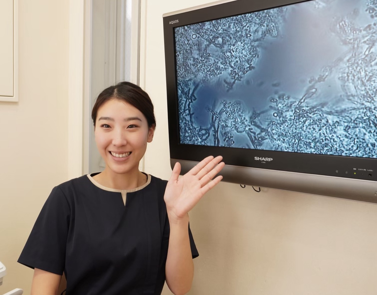 位相差顕微鏡で口腔内細菌をモニターに映している様子