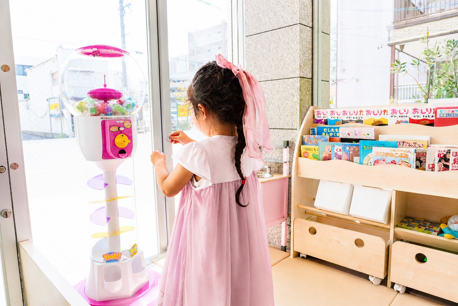 ガチャガチャを楽しむお子さま