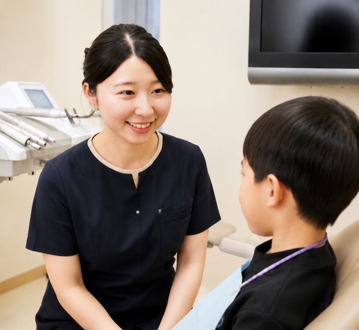 お子さまと笑顔で接する歯科スタッフ